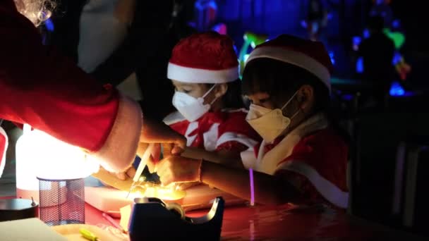父母和孩子们喜欢一起过平安夜 做圣诞树装饰 可爱的女孩玩圣诞彩灯 — 图库视频影像