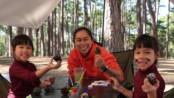 Glückliche Mütter Und Kinder Verbringen Die Winterferien Gemeinsam Einem Kiefernwald — Stockvideo