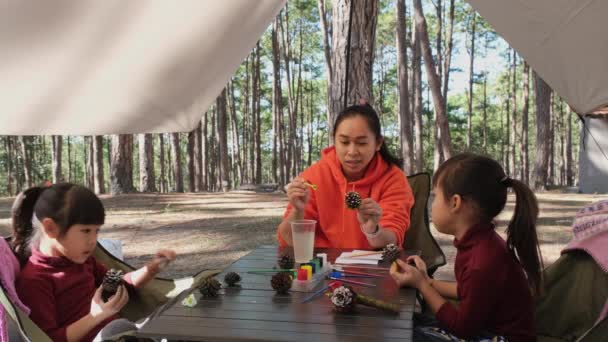 Glückliche Mütter Und Kinder Verbringen Die Winterferien Gemeinsam Einem Kiefernwald — Stockvideo
