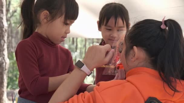 Matka Dceruška Spolu Dělají Domácí Úkoly Parku Asijské Matka Učí — Stock video