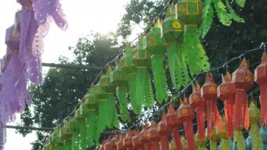 Kuzey Tayland kağıt fenerleri tarzı. Kuzey Tayland 'daki Loi Krathong ve Yeni Yıl festivallerinde renkli Lanna kağıt fenerleri kullanılıyor..