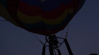 Gaz ocağı sıcak hava balonunu şişiriyor. Alevlerin yükseldiği ve sıcak hava balonlarının şiştiği yavaş çekim sahnesi. Balon uçuşu için hazırlanıyor.