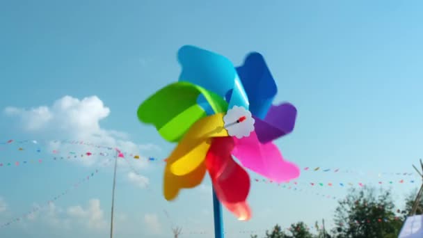 Färgglada Plast Leksak Väderkvarn Snurrar Vinden Mot Den Blå Himlen — Stockvideo
