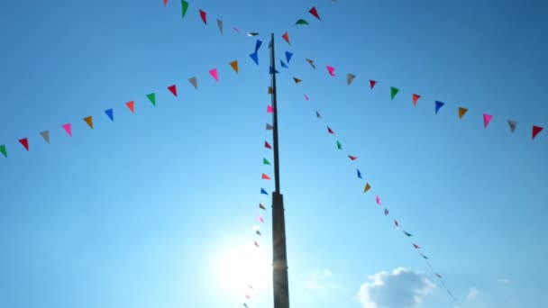 Kleurrijke Vlaggetjes Lucht Zwaaiende Kleine Kleurrijke Vlaggen Hangend Aan Het — Stockvideo