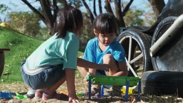 Cute Sisters Playing Sandbox Outdoor Playground Together Creative Outdoor Activities — Vídeo de stock