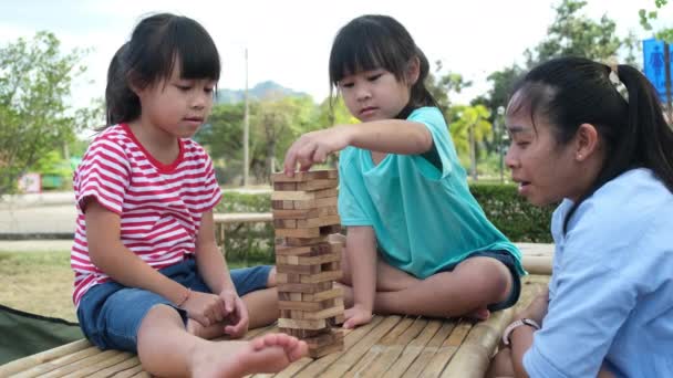 Возбужденные Дети Мама Играют Дженга Башня Деревянный Блок Игры Вместе — стоковое видео