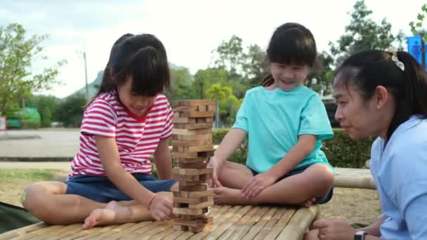 Excited Kids Mom Playing Jenga Tower Wooden Block Game Together — Vídeo de stock