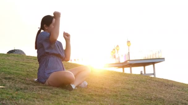 Active Sisters Playing Park Running Green Grassy Hill Sunset Doing — Wideo stockowe