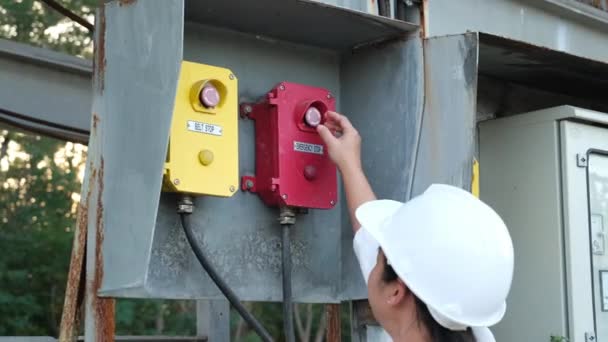 Mining Engineer Wearing White Helmet Surveying Her Work Place — Stock video