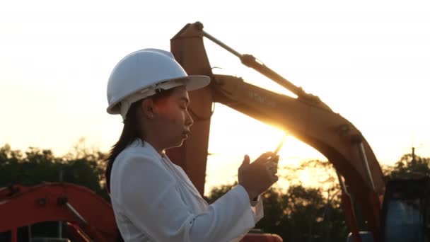 Portrait Asian Engineer Wearing White Helmet Using Smartphone Workplace Civil — Stockvideo
