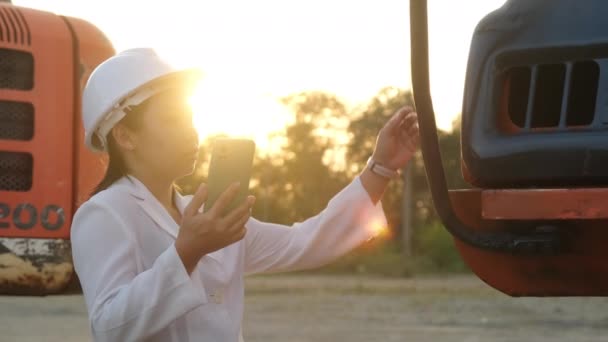 Portrait Asian Engineer Wearing White Helmet Using Smartphone Workplace Civil — Αρχείο Βίντεο
