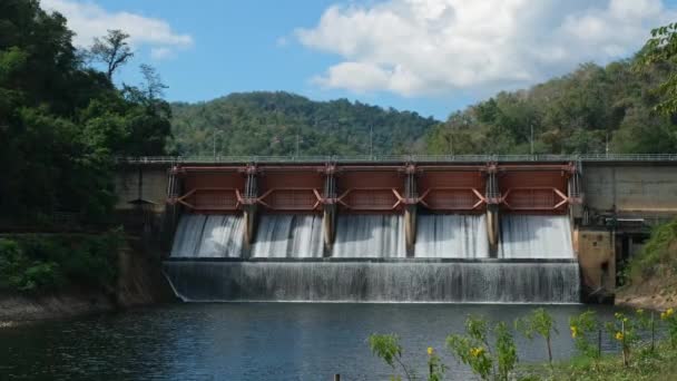 泰国兰榜Kew Lom水坝的水电大坝 闸门通流 水闸通畅 — 图库视频影像