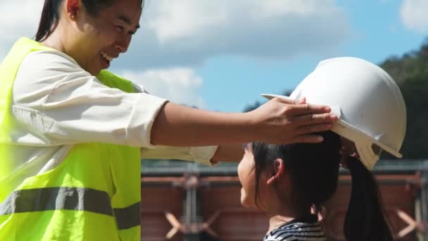 Engineer Mother Wearing Helmet Her Daughter Background Dam Hydroelectric Power — 비디오