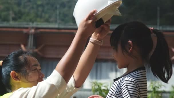 Μηχανικός Μητέρα Φορώντας Κράνος Στην Κόρη Της Φόντο Φράγματος Υδροηλεκτρικό — Αρχείο Βίντεο