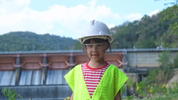 Portrait Little Girl Engineer Wearing Green Vest White Helmet Smiling — 비디오
