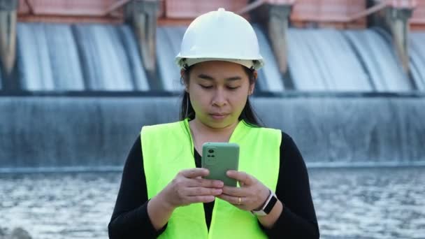 Female Environmentalist Wearing Green Vest Safety Helmet Working Outdoors Background — Stok video