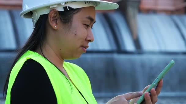 Женщина Эколог Зеленом Жилете Защитном Шлеме Работает Открытом Воздухе Фоне — стоковое видео