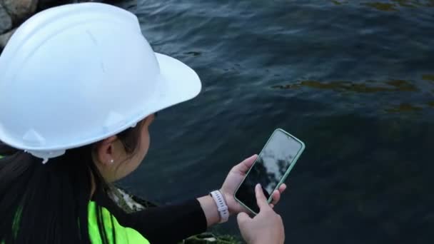 Female Environmentalist Using Mobile Phone Record Water Analysis Data Dam — Stok video