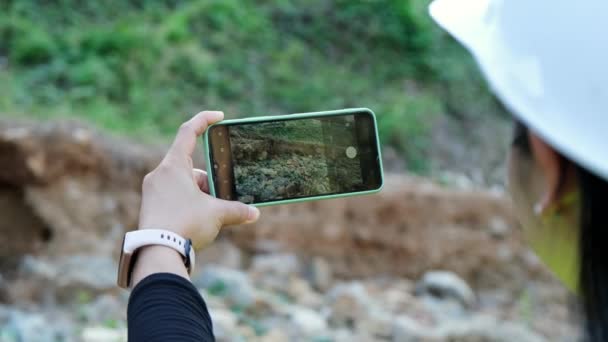 Female Geologist Using Mobile Phone Take Pictures Examine Nature Analyze — Wideo stockowe