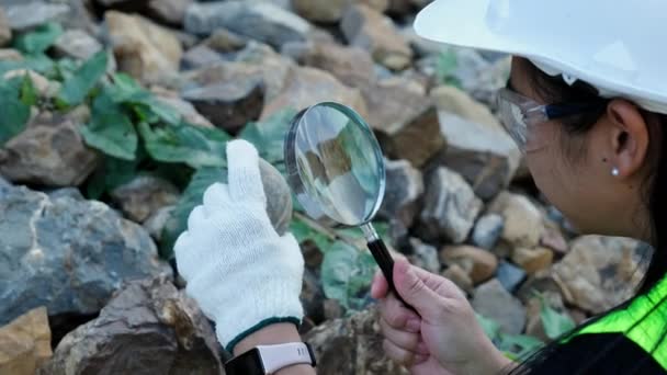 Female Geologist Using Magnifying Glass Examines Nature Analyzing Rocks Pebbles — Stockvideo