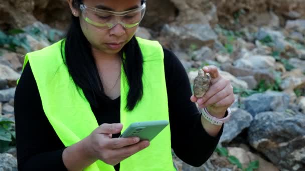 Female Geologist Using Mobile Phone Record Data Analyzing Rocks Gravel — Stock videók