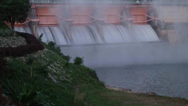 Утренний Пейзаж Плотине Кью Лом Лампанг Таиланд Гидроэлектростанция Шлюз Водой — стоковое видео
