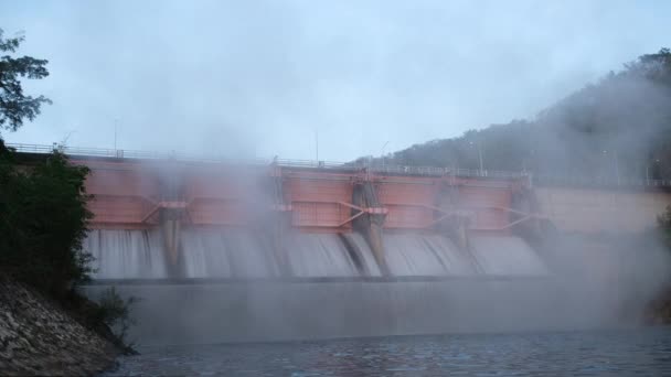 泰国兰榜九楼大坝的晨景 水电站 水从闸门流过 水力发电厂和灌溉大坝 — 图库视频影像