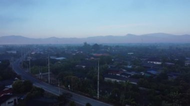 Kırsal bir köyün, yanan faaliyetlerden dolayı dumanla kaplanmış hava manzarası. Yoğun sisli ve PM2.5 ile kaplı alanlar Hava kirliliği ve ekolojik sorunlar