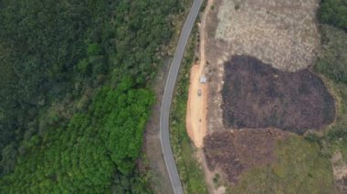 Bitki yetiştirmek için insanlar tarafından yok edilen dağ. Yanan ormanların sisleriyle kaplı dağların havadan görünüşü. Yoğun sisli ve PM2.5 ile kaplı alanlar Hava kirliliği ve ekolojik sorunlar
