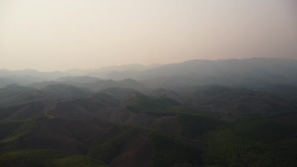 从燃烧的森林中俯瞰笼罩在薄雾中的群山 浓烟密布并覆盖Pm2 5的地区空气污染和生态问题 — 图库视频影像