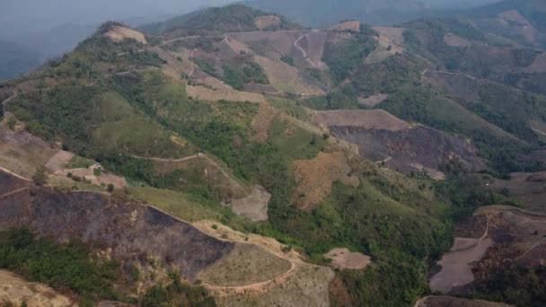 Гора Уничтожена Человеком Выращивания Растений Вид Воздуха Горы Покрытые Туманом — стоковое видео
