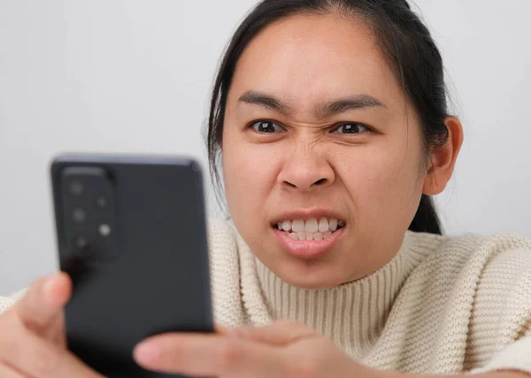 Porträt Einer Asiatin Die Ihr Handy Der Hand Hält Schlechte — Stockfoto