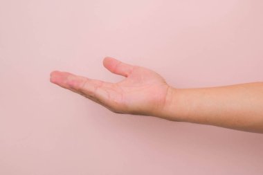 Erkek eli uzanıp yardım etmeye ya da pembe arka planda izole edilmeye hazır olsun. Kurtuluşa uzanan ellere yardım etmek.