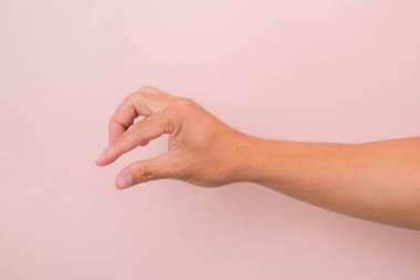 Eller pembe arka planda izole edilmiş bir şeyi kaldırır gibi hareket eder..