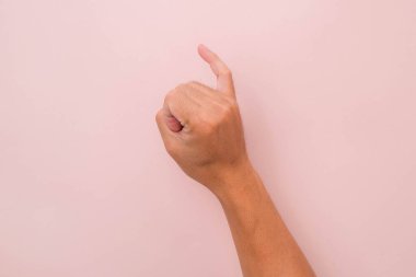 Pembe arka planda erkek elinin küçük parmağı uzlaşma anlamına gelir. söz işareti tutuluyor.