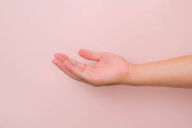 Erkek eli uzanıp yardım etmeye ya da pembe arka planda izole edilmeye hazır olsun. Kurtuluşa uzanan ellere yardım etmek.