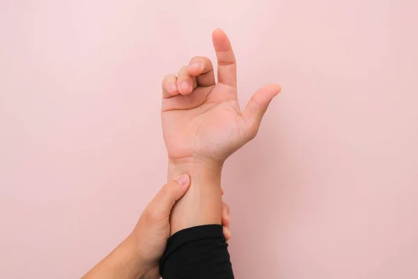 Närbild Kvinnans Hand Håller Hennes Smärtsamma Handled Från Artrit Eller — Stockfoto