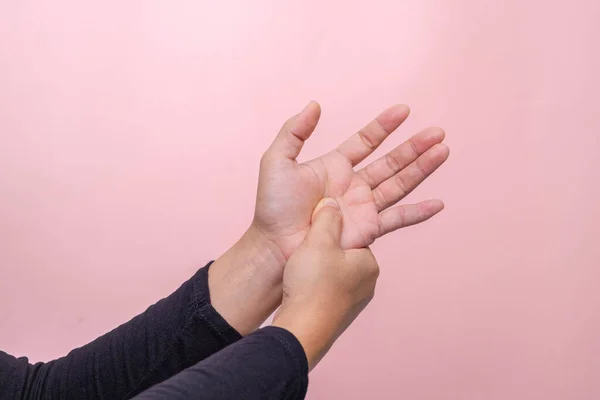 Närbild Kvinnans Hand Håller Hennes Smärtsamma Hand Lider Kontorssyndrom Eller — Stockfoto