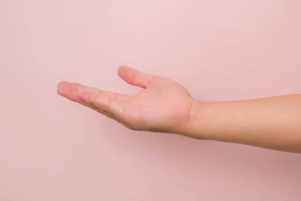 ピンクの背景に隔離されるか または受け取るために準備ができて手を伸ばす男性の手を閉じます 救いのために手を差し伸べて — ストック写真