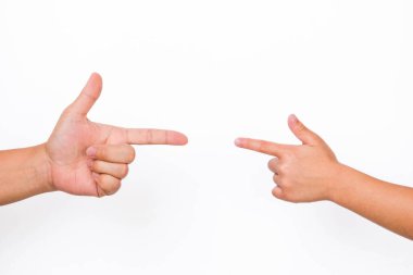 Beyaz arka planda anne ve çocuğunun parmağı var. Neredeyse birbirine dokunacak iki kişinin parmakları..