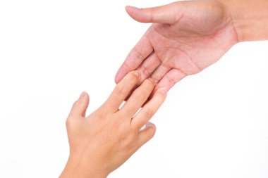 Kadın ve erkeğin elleri birbirine uzanıyor. Beyaz arka planda el ele tutuşan iki kişi. Bu yardım, şefkat, koruma, sevgi, şefkat ve dünya barışı kavramı anlamına gelebilir..