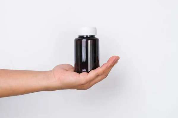 Θηλυκό Χέρι Κρατώντας Κενό Μπουκάλι Χάπι Απομονώνονται Λευκό Φόντο Συσκευασία Φωτογραφία Αρχείου