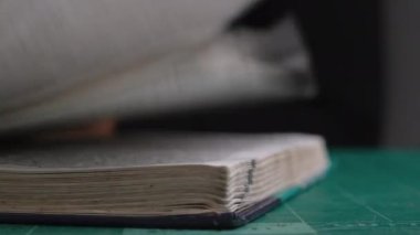 Kitap okuyan ve sayfalara bakan bir kadının fotoğrafını çek. Okuma ve eğitim aşkı