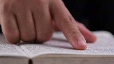 Kitap okuyan ve sayfalara bakan bir kadının fotoğrafını çek. Okuma ve eğitim aşkı