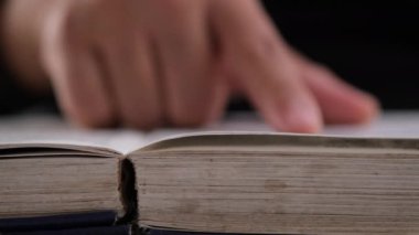 Kitap okuyan ve sayfalara bakan bir kadının fotoğrafını çek. Okuma ve eğitim aşkı