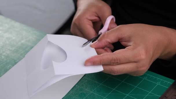 Крупним Планом Жіноча Рука Використовує Ножиці Нержавіючої Сталі Різання Паперу — стокове відео