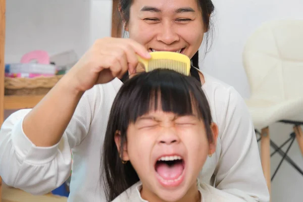Charmantes Kleines Mädchen Lächelt Während Ihre Schöne Mutter Die Haare — Stockfoto