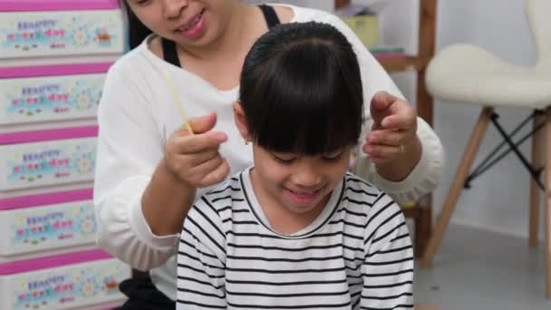 Güzel Annesi Kızının Saçını Tararken Sevimli Küçük Kız Gülümsüyor Anne — Stok video