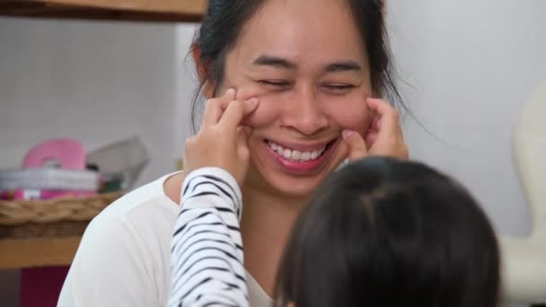 Μητέρα Και Κόρη Της Παίζουν Και Αγκαλιάζονται Χαμογελαστή Μητέρα Και — Αρχείο Βίντεο