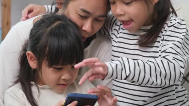 Madre Hija Jugando Abrazándose Madre Sonriente Hija Divertida Divirtiéndose Casa — Vídeos de Stock